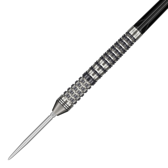 Das Bild zeigt einen Target Black Marque Renegade 4 Swiss Point Steeldart. Der Dartpfeil hat eine silberne Spitze und einen strukturierten, geriffelten Griffbereich.
