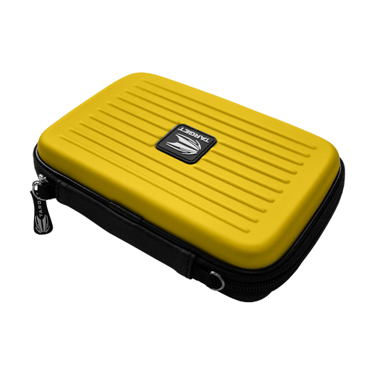 125857_Target_Takoma_XL_Dartwallet_Gelb_2 Das Bild zeigt ein gelbes Dartwallet namens "Target Takoma XL Dartwallet". Das Etui hat eine robuste, gerippte Oberfläche und einen Reißverschluss.