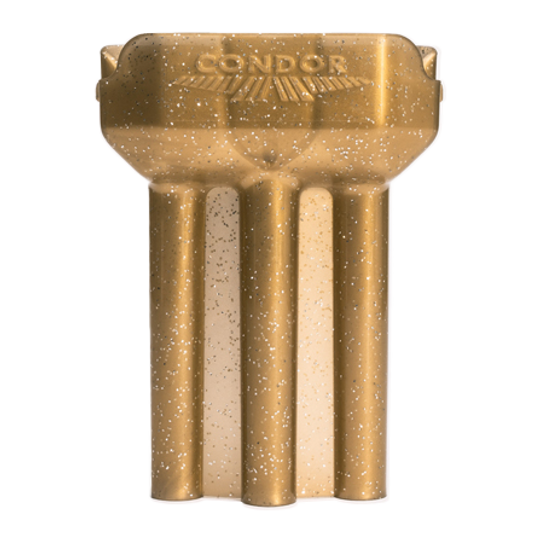 Pouzdro na šipky Condor DUAL Das Bild zeigt ein goldfarbenes Dartcase mit dem Schriftzug "CONDOR" und einem Flügelmuster darauf. Das Etui hat drei einzelne Fächer für Darts.