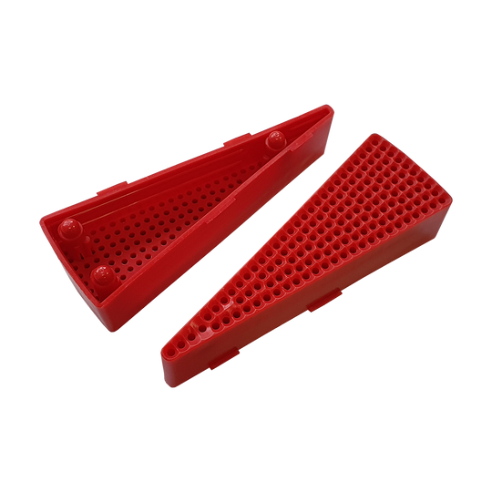 Das Bild zeigt zwei rote, dreieckige Ersatzfelder für das Granboard 132. Sie bestehen aus Kunststoff und haben viele kleine Löcher auf der Oberfläche.