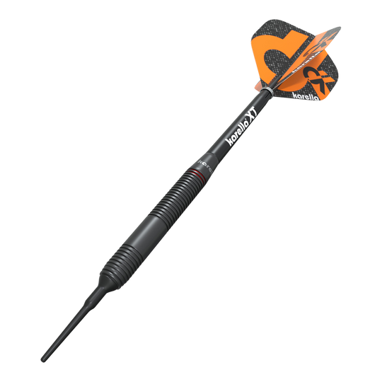 Karella Daniel Klose měkké šipky Auf dem Bild ist der Karella Daniel Klose Softdart zu sehen. Der Dartpfeil hat ein schwarzes Gehäuse mit orangenen Flights und dem Karella-Logo.