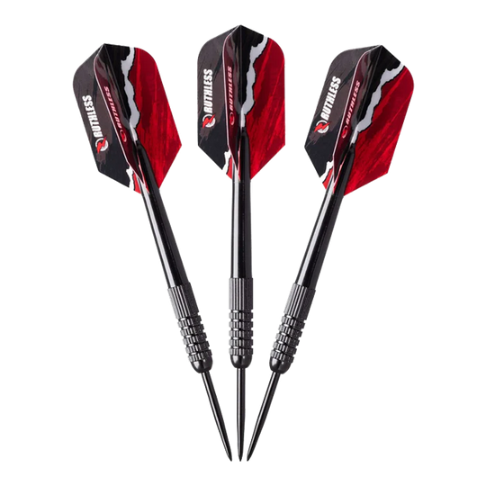 Sada mini terčů na stolní počítače Ruthless Das Bild zeigt drei Darts aus dem Ruthless Mini Desktop Dartboard Set. Die Darts haben schwarze Spitzen und auffällige schwarz-rote Flights.