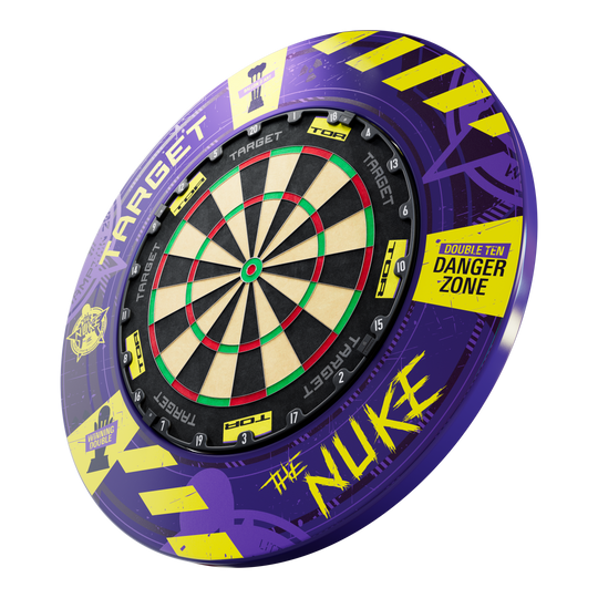 Sada ocelových terčů Target Luke Littler, mistr světa 2025 Surround Goal Das Bild zeigt das Produkt „Target Luke Littler World Champion 2025 Surround Tor Steeldartboard Bundle“. Die Dartscheibe ist von einem auffälligen lila und gelben Surround mit Texten wie „DANGER ZONE“ und „THE NUKE“ umgeben.