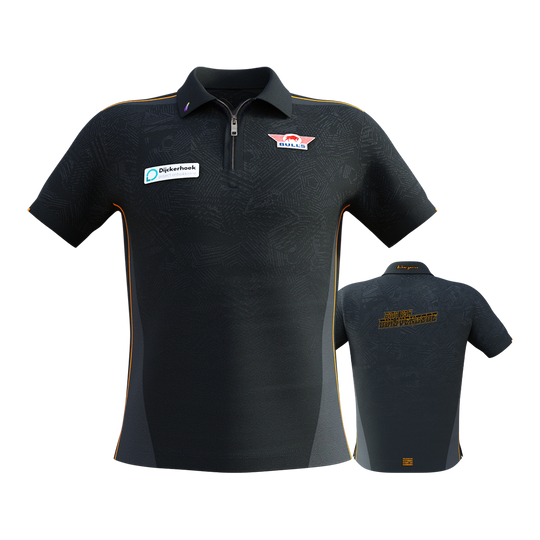 Zápasové triko Bulls NL Dirk Van Duijvenbode 2025 Das Bild zeigt das "Bulls NL Dirk Van Duijvenbode Matchshirt 2025" in dunklem Design mit dezenten Mustern und orangenen Akzenten. Auf der Vorderseite sind Logos und Sponsoren zu sehen, während auf der Rückseite der Name "Dirk van Duijvenbode" steht.