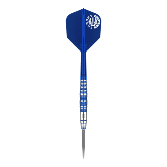 Ocelové šipky Target Japan Toru Suzuki Sereno GEN1 Swiss Point - 21g Auf dem Bild ist ein Steeldart der Marke Target Japan Toru Suzuki Sereno GEN1 Swiss Point mit 21g Gewicht zu sehen. Der Dart hat eine blaue Flight und einen silber-blauen Schaft mit feinen Rillen.