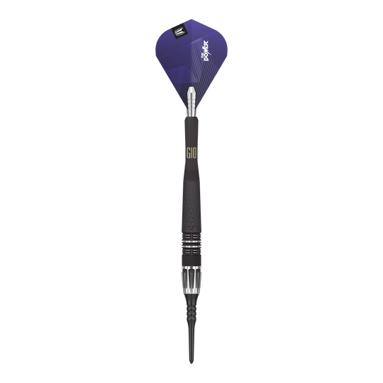 Měkké šipky Target Phil Taylor Power 9Five GEN10 Das Bild zeigt einen modernen Softdartpfeil mit einem schwarzen und silbernen Schaft. Die Dartflügel sind lila und tragen die Aufschrift "Power".