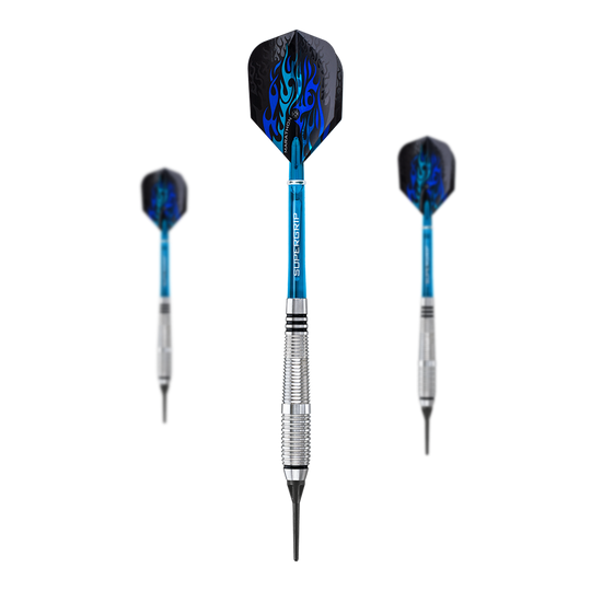 Harrows Blaze Style A Soft Darts - 18g Das Bild zeigt drei Softdarts des Produkts "Harrows Blaze Style A Softdarts - 18g". Die Darts haben blaue Schäfte, schwarze Flights mit blauen Flammen und silberne, gerillte Barrels.