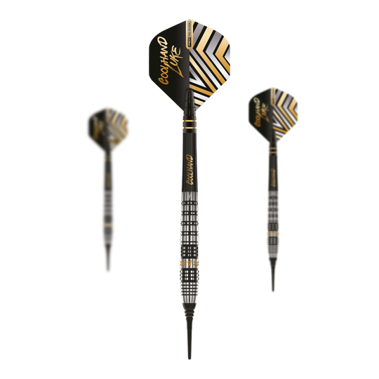Šipky Red Dragon Luke Humphries Prestige Soft - 20g Das Bild zeigt drei Softdarts des Modells „Red Dragon Luke Humphries Prestige“ mit 20g Gewicht. Die Darts haben ein schwarzes und silbernes Design mit goldfarbenen Akzenten und der Aufschrift „Coolhand Luke“.
