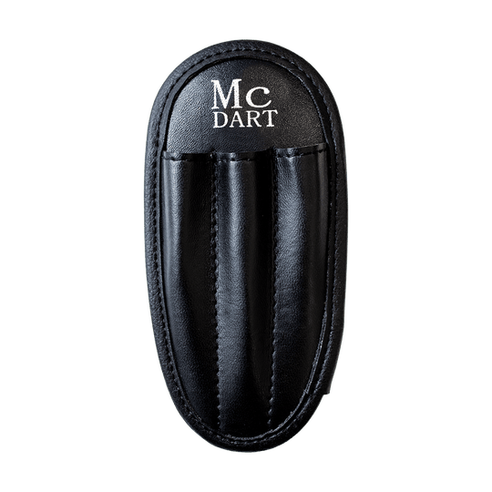 724_McDart_Pouch_Dartk-cher_1 Das Bild zeigt einen schwarzen Dartköcher mit der Aufschrift "McDART" oben. Der Köcher hat drei Fächer zum Aufbewahren von Dartpfeilen.