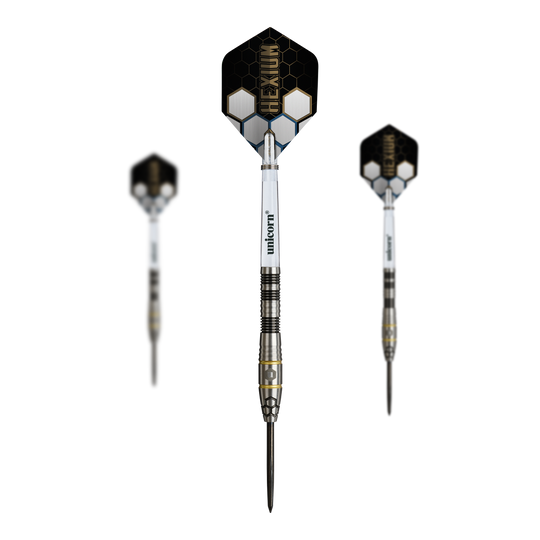 Ocelové šipky Unicorn Hexium Style 01 Černé a zlaté Das Bild präsentiert das Set der Unicorn Hexium Style 01 Black & Gold Steeldarts. Die Steeldarts sind in einer ansprechenden Schwarz-Gold-Optik dargestellt.