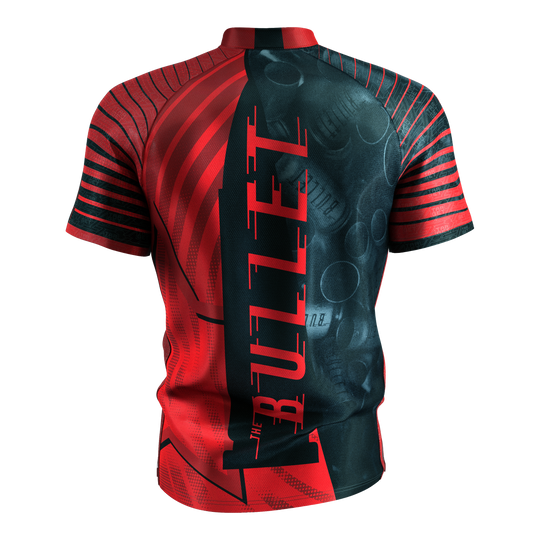 Das Bild zeigt das "Target Coolplay Stephen Bunting 2025 Dartshirt" von hinten. Das Shirt ist überwiegend rot und schwarz und trägt den Schriftzug "THE BULLET" auf dem Rücken.