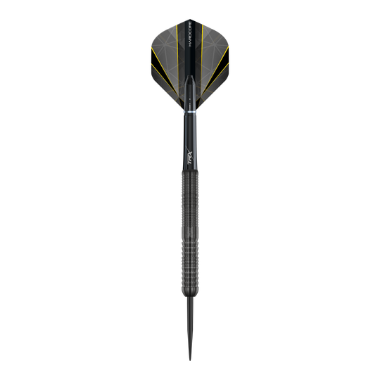 Dies ist ein schwarzer Steeldart mit einem modernen, gerillten Griff. Die Flights sind ebenfalls schwarz mit gelben Linien und geometrischem Muster gestaltet.