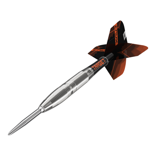 Das Bild zeigt einen Target Crux 02 Swiss Point Steeldart. Der Dart hat einen silbernen, gerillten Schaft und schwarze Flights mit orangefarbenem Design.