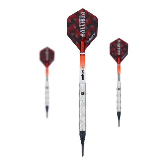 Měkké šipky Unicorn Ballista Style 1 Das Bild zeigt drei Softdarts des Modells "Unicorn Ballista Style 1". Die Darts haben rote Flights mit dem Aufdruck "BALLISTA" und silberne, strukturierte Schäfte.