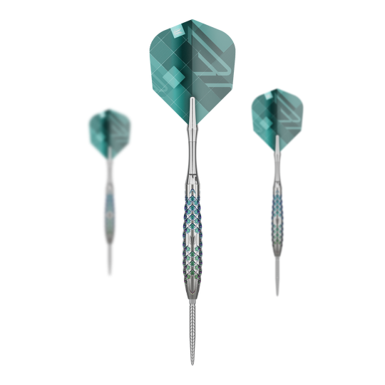 Ocelové šipky Target Rove 02 Swiss Point Das Bild zeigt drei Steeldarts des Modells "Target Rove 02 Swiss Point". Die Darts haben silberne Barrels mit blauen Akzenten und grüne Flights mit geometrischem Muster.