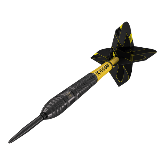 Ocelové šipky Target Bolide Void 03 Swiss Point Das Bild zeigt einen Target Bolide Void 03 Swiss Point Steeldart. Der Dart ist schwarz mit gelben Akzenten und hat den Schriftzug "Pro Grip" auf dem Schaft.