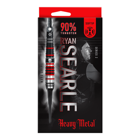 Auf dem Bild ist die Verpackung der "Harrows Ryan Searle Heavy Metal Series 2 Softdarts" zu sehen. Die Packung ist überwiegend schwarz mit roten Akzenten und zeigt einen Dartpfeil sowie das Bild eines Spielers.