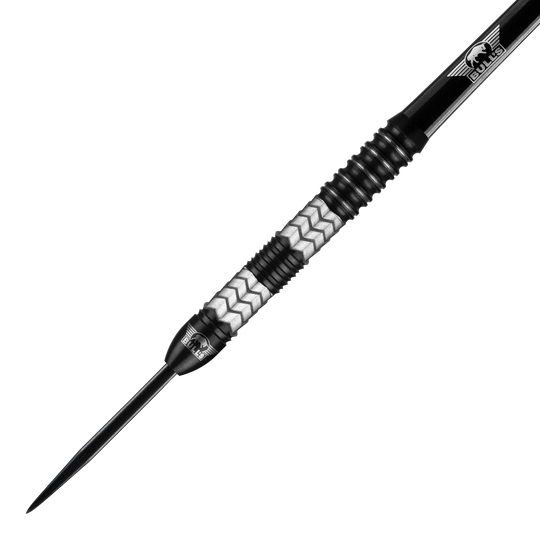Ocelové šipky Bulls NL Luna Triton Das Bild zeigt einen Bulls NL Luna Triton Steeldart. Der Dart hat ein silbernes und schwarzes Design mit einem gezackten Muster am Griff.