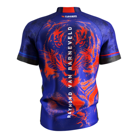 Das Bild zeigt das Target Coolplay Raymond Van Barneveld 2025 Dartshirt von hinten. Auf dem blauen Shirt ist ein auffälliger roter Tiger sowie der Name "Raymond Van Barneveld" vertikal zu sehen.
