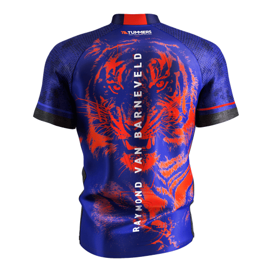 Šipková košile Target Coolplay Raymond Van Barneveld 2025 Das Bild zeigt das Target Coolplay Raymond Van Barneveld 2025 Dartshirt von hinten. Auf dem blauen Shirt ist ein auffälliger roter Tiger sowie der Name "Raymond Van Barneveld" vertikal zu sehen.