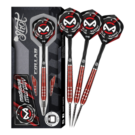 Das Bild zeigt die Shot Collab Pro Series Charlie Murphie Steeldarts mit einem Gewicht von 23g. Die Darts haben ein auffälliges Design mit rot-schwarzen Details und werden in einer passenden Verpackung präsentiert.