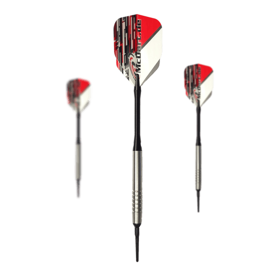 Šipky McDart 85 Tungsten V14 Soft - 17g Das Bild zeigt drei Softdarts des Modells "McDart 85er Tungsten V14" mit einem Gewicht von 17g. Die Darts haben silberne Barrels und Flights in Rot, Weiß und Schwarz.