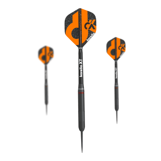 Ocelové šipky Karella Daniel Klose Das Bild zeigt drei Steeldarts der Marke "Karella Daniel Klose". Die Flights sind schwarz und orange mit dem Kürzel "DK" und dem Karella-Logo bedruckt.