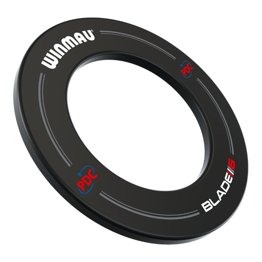 Winmau PDC Dartboard Surround – černá Das Bild zeigt einen schwarzen Winmau PDC Dartboard Surround. Auf dem Surround sind die Logos "WINMAU", "PDC" und "BLADE 6" aufgedruckt.