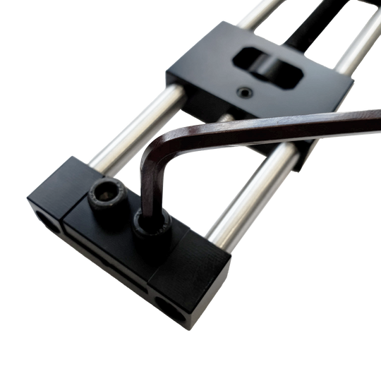 McDart Repointer Pro Das Bild zeigt das Produkt "McDart Repointer Pro". Es handelt sich um ein Werkzeug mit Metallstangen und einem Inbusschlüssel zur Einstellung oder Reparatur von Darts.