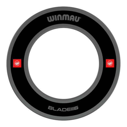 Das Bild zeigt das Winmau Pro-Line 1.0 Dartboard Surround in Schwarz. Der runde Schutzring trägt das Winmau-Logo und die Aufschrift „BLADE 6“.