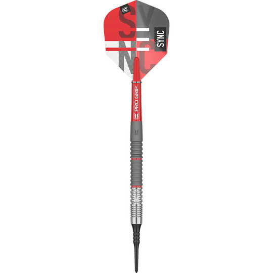 210302_Targer_Sync_11_Softdarts_1dQLfm1N8HyR4n Auf dem Bild ist ein moderner Softdartpfeil zu sehen. Der Dart hat ein auffälliges rotes und graues Flight mit der Aufschrift „SYNC“.