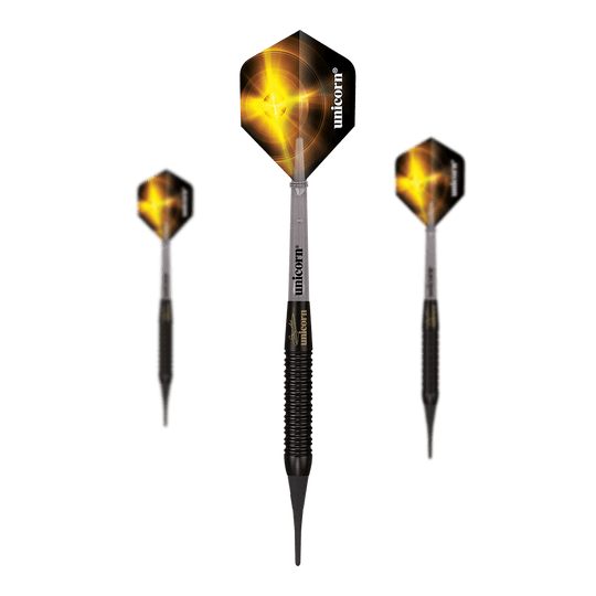Šipky Unicorn Gary Anderson černé mosazné měkké - 18g Das Bild zeigt drei Unicorn Gary Anderson Black Brass Softdarts mit einem Gewicht von 18g. Die Darts haben schwarze Flights mit gelbem Muster und einen schwarzen, gerillten Schaft.