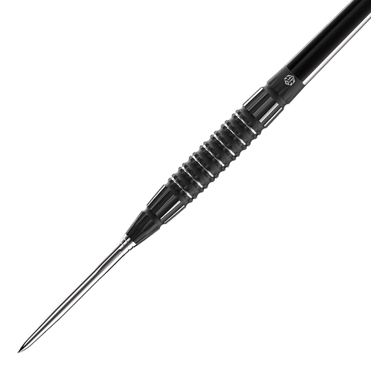 Ocelové šipky Caliburn Sword S3 - 23g Das Bild zeigt einen Caliburn Sword S3 Steeldart mit einem Gewicht von 23 g. Der Dartpfeil hat ein schlankes, schwarzes Design mit einer geriffelten Griffzone.