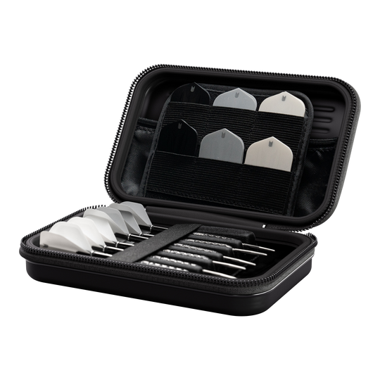 Pouzdro na šipky Target Takoma Luke Littler XL Das Bild zeigt das Produkt "Target Takoma Bolide XL Dartcase". In dem geöffneten Etui sind mehrere Dartpfeile und Ersatzflights ordentlich verstaut.