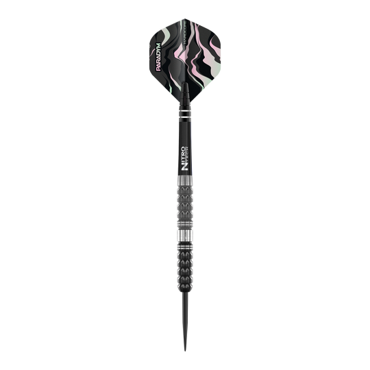 Šipky Red Dragon Paradym Tapered Steel Das Bild zeigt einen Red Dragon Paradym Tapered Steeldart. Der Dart hat ein modernes, schwarzes Design mit markant gemusterter Flugfeder.
