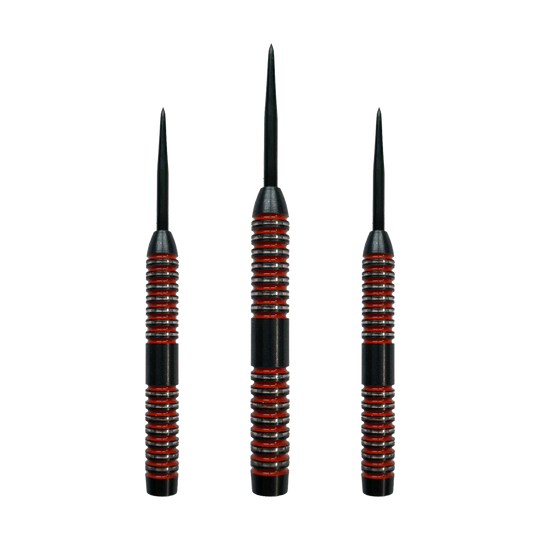 Sudy McDart Crimson Steeldart Das Bild zeigt drei McDart Crimson Steeldart Barrels mit schwarzen und roten Rillen. Sie stehen nebeneinander aufrecht mit den Spitzen nach oben.