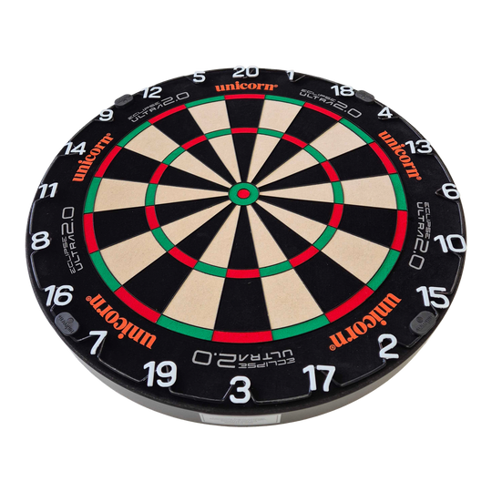 Das Bild zeigt eine Unicorn Eclipse Ultra 2.0 Steeldartboard. Die Dartscheibe hat ein klares, klassisches Design mit Zahlen und farbigen Segmenten.