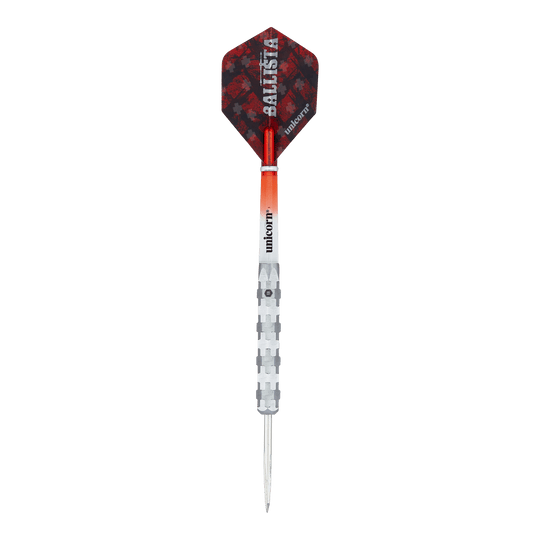 Ocelové šipky Unicorn Ballista Style 1 Das Bild zeigt einen Steeldart mit der Aufschrift "Unicorn Ballista Style 1". Der Dart hat einen silbernen Schaft, einen rot-schwarzen Flight und eine spitze Metallspitze.