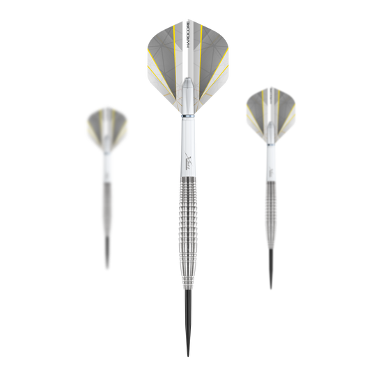 Das Bild zeigt drei Steeldarts des Produkts "Red Dragon Seren 4 Pure Steeldarts". Die Darts sind silberfarben mit weißen und gelben Flights.
