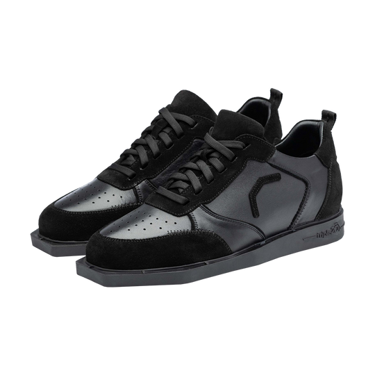 20100006-00_Triple20_Dartschuhe_Leder_Schwarz_1 Die Abbildung zeigt ein Paar schwarze Lederschuhe namens "Triple20 Dartschuhe Leder - Schwarz". Die Schuhe haben eine sportliche Optik mit klassischen Schnürsenkeln und einer robusten Sohle.