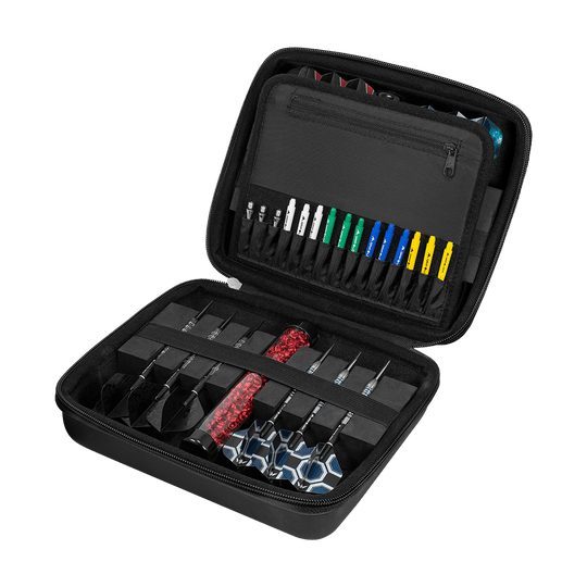 JD7023_Mission_Jack_Daniels_Luxor_Dartcase_5 Das Bild zeigt das Produkt "Mission Jack Daniels Luxor Dartcase". Es ist ein schwarzes Etui, das verschiedene Dartpfeile und Zubehör ordentlich aufbewahrt.