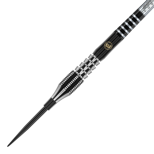 Das Bild zeigt einen Winmau Sniper Special Edition V1 Steeldart. Der Dart hat ein modernes, schwarz-silbernes Design mit einer strukturierten Griffzone.