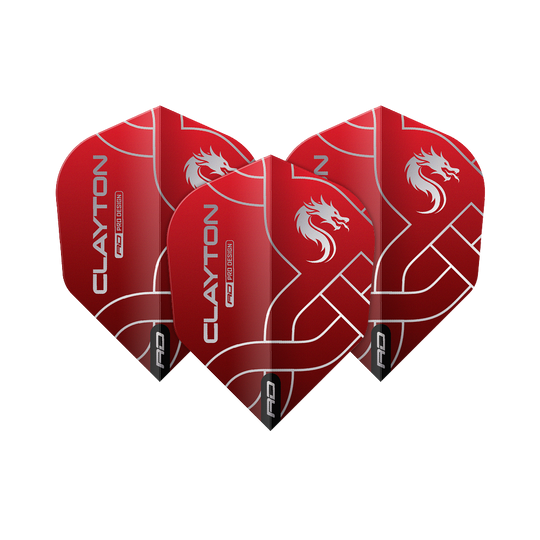 Das Bild zeigt drei rote Dart-Flights mit silbernen Linien und einem weißen Drachenmotiv. Auf den Flights steht "CLAYTON" und "RD PRO DESIGN".