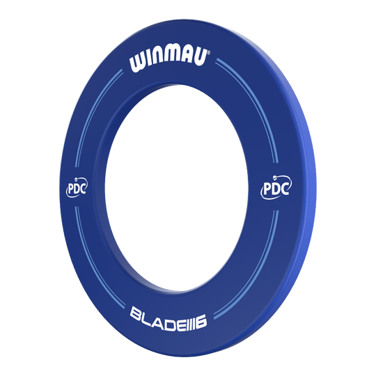 Kryt terče Winmau PDC - modrý Das Bild zeigt einen blauen Dartboard-Surround der Marke Winmau mit der Aufschrift "PDC" und "Blade 6". Er schützt die Wand rund um die Dartscheibe vor Treffern.