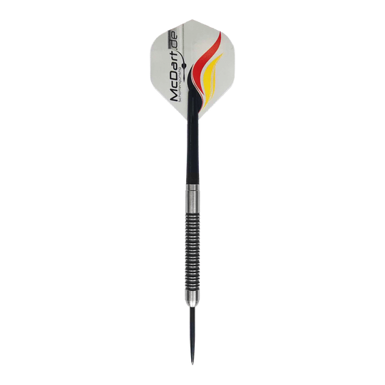 Drei McDart Super Grip Steeldarts sind parallel angeordnet. Die silbernen Darts haben ein markantes Griffmuster.