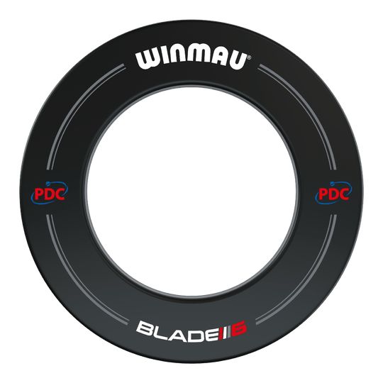 Winmau PDC Dartboard Surround – černá Das Bild zeigt einen schwarzen Winmau PDC Dartboard Surround. Auf dem Surround sind die Logos von Winmau, PDC und Blade 5 zu sehen.