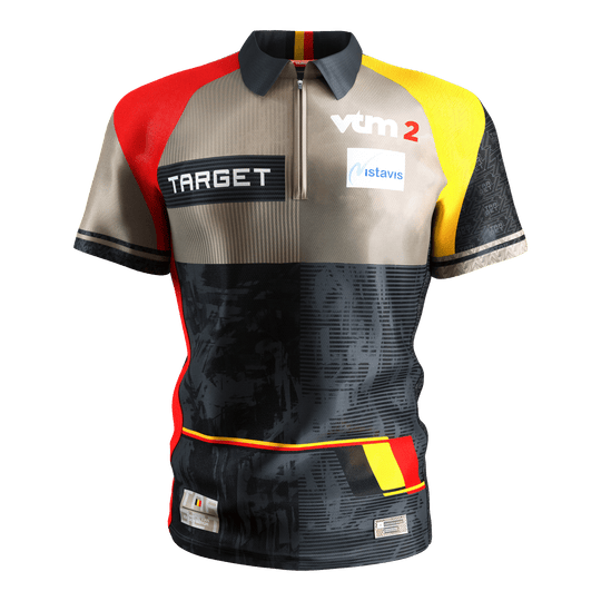 Šipková košile Target Coolplay Dimitri Van Den Bergh 2025 Das Bild zeigt das "Target Coolplay Dimitri Van Den Bergh 2025 Dartshirt". Das Shirt ist bunt gestaltet mit den Farben Schwarz, Rot, Gelb und Beige und trägt mehrere Sponsorenlogos.