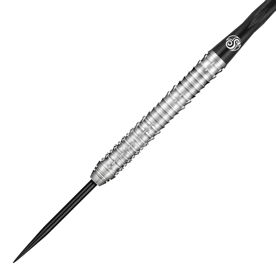 Das Bild zeigt einen Shot Future Knights Ironsoul Steeldart. Der Dart hat eine silberne, gerillte Metallspitze und einen schwarzen Schaft mit Logo.
