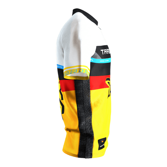 Tričko Target Coolplay Gabriel Clemens 2025 s nápisem "dap" Das Bild zeigt das Target Coolplay Gabriel Clemens 2025 Dartshirt aus seitlicher Perspektive. Das Shirt ist überwiegend in Weiß, Schwarz, Rot und Gelb gehalten und trägt auffällige Designs sowie den Namen "Gabriel Clemens".