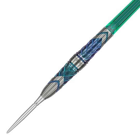 Dies ist der Target Japan Kaze Series Ceros 01 Steeldart mit einem Gewicht von 23 Gramm. Der Dart hat ein auffälliges, detailliertes Design mit blauen und silbernen Mustern.